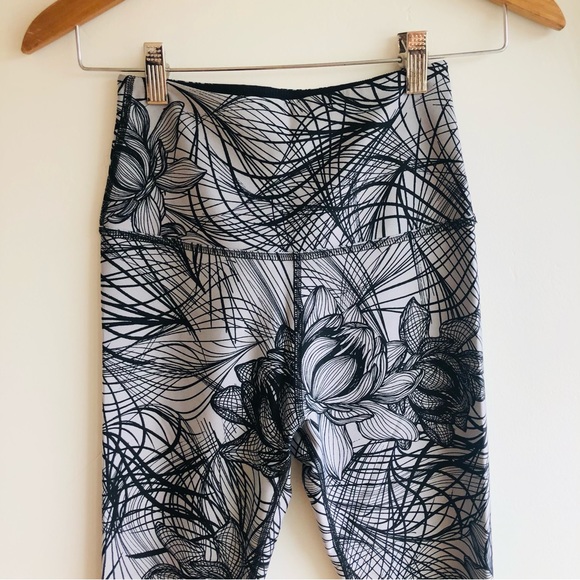 Beyond yoga size small gray black lotus leggings highrise floral | S - Picture 3 of 9